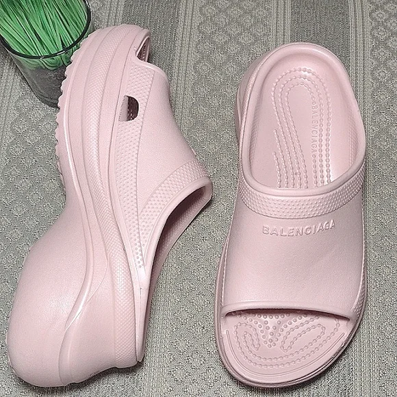 【BALENCIAGA】Pool Crocs スライドサンダル★ピンク BALENCIAGA + Crocs Pool perforated neon rubber slides | NET